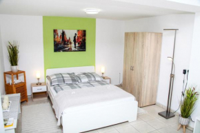 INDIVIDUAL APARTMENTS - Zentrale, ruhige Wohnung in Innenstadt - Küche, Parkplatz, Terrasse, SmartTV, Netflix